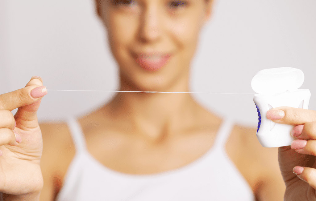 ¿Cómo usar el hilo dental correctamente?