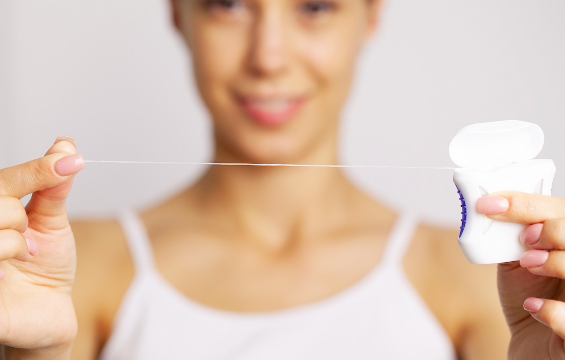 ¿Cómo usar el hilo dental correctamente?